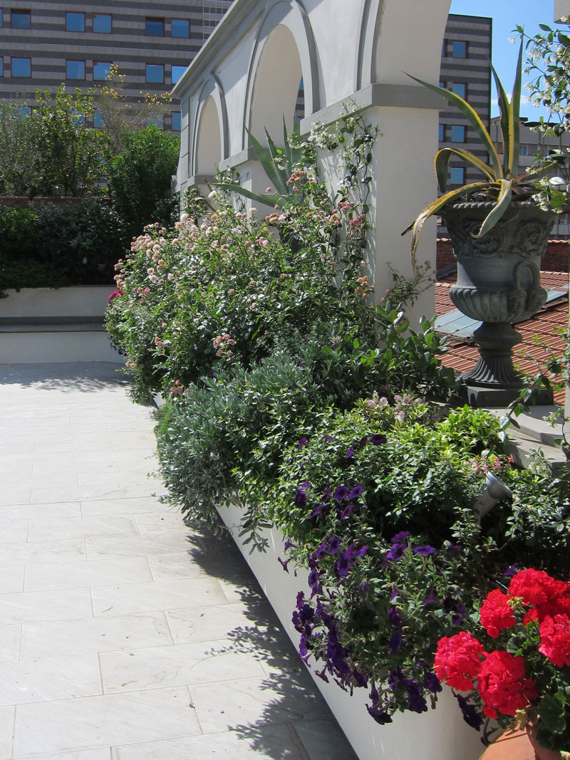 terrazzo-fiorito-lavori-di-giardinaggio-manutenzione