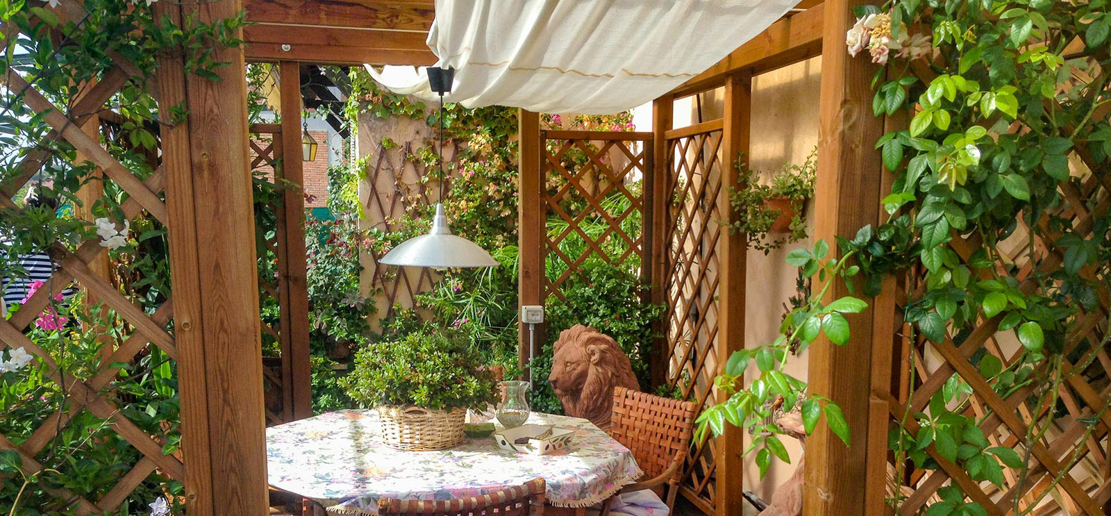 allestire-arredare-terrazze-con-giardino