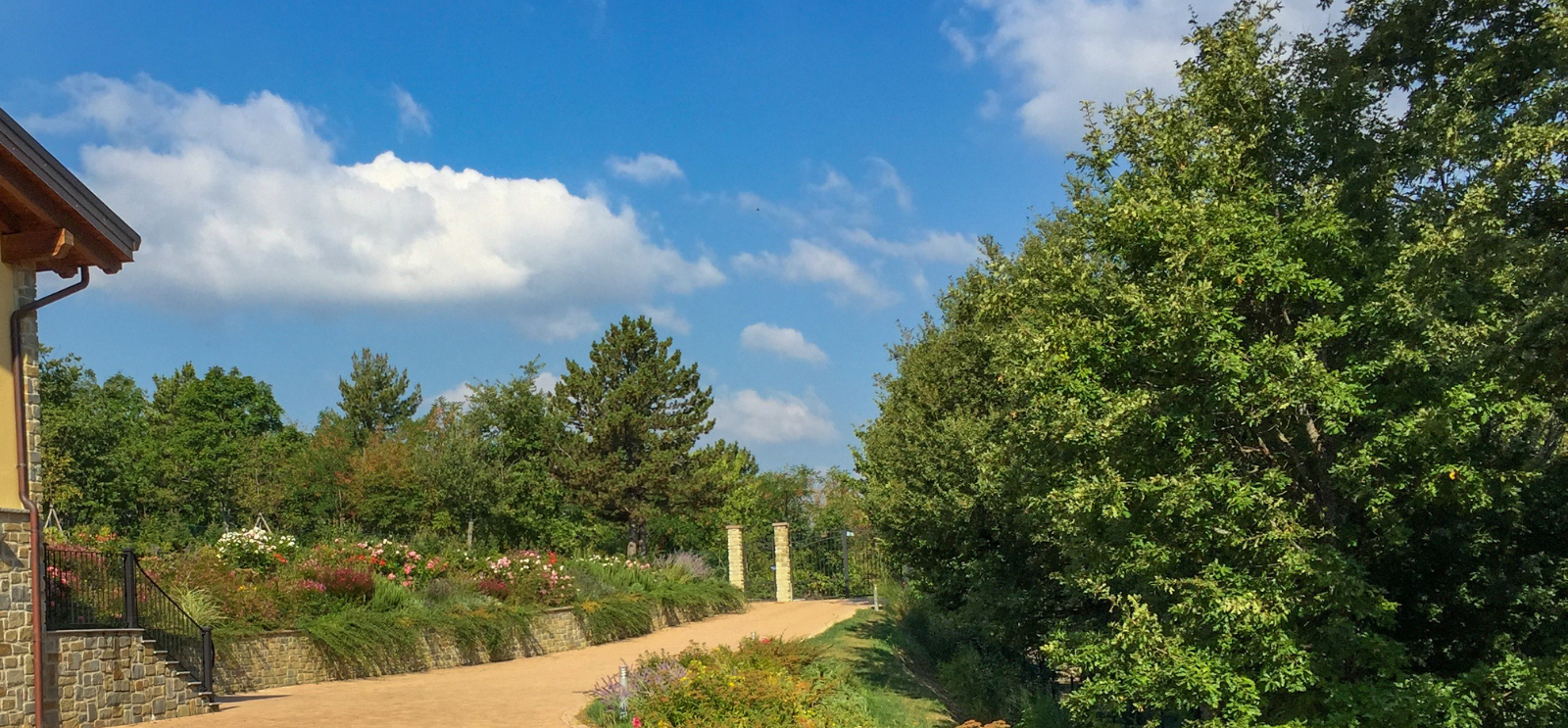 dopo-cancello-Giardino-privato-colline-emiliane